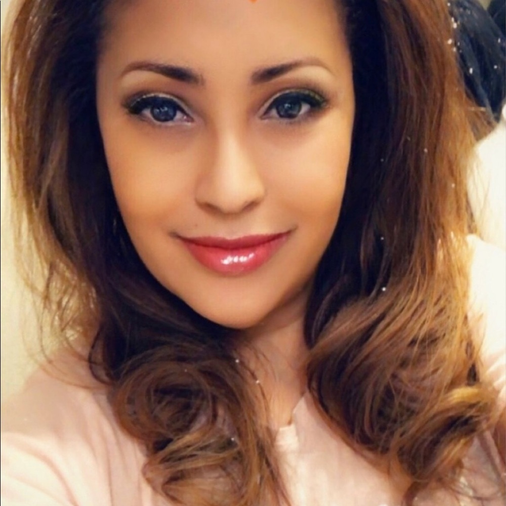 Meet your Posher, Leila